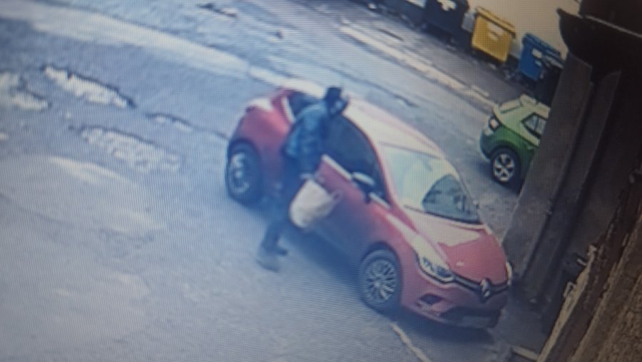 Wykorzystał okazję i okradł auto. Policja poszukuje podejrzanego o kradzież - foto