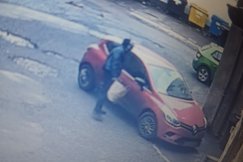 Wykorzystał okazję i okradł auto. Policja poszukuje podejrzanego o kradzież - foto