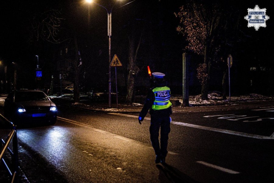 Od krawężnika do krawężnika w wigilijną noc. Młoda kobieta wydmuchała ponad dwa promile