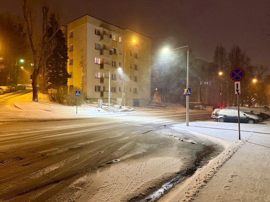 Nadciąga konwekcyjny opad śniegu. Na drogach może zrobić się niebezpiecznie - foto