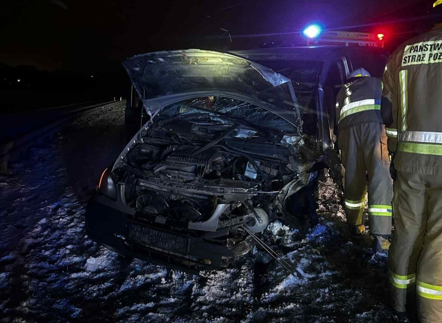 Groźne zdarzenie na drodze ekspresowej. Przy użyciu narzędzi hydraulicznych uwolnili kierowcę - foto