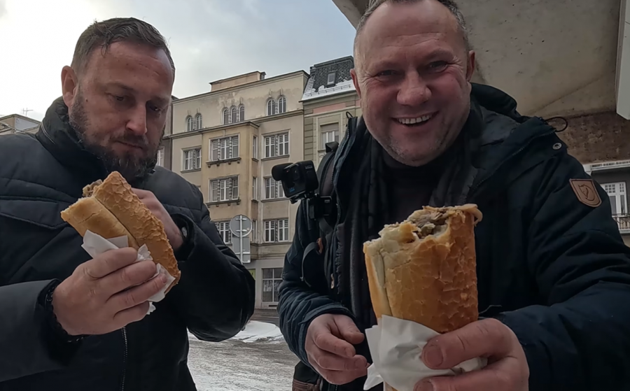 Kultowe bułki z pieczarkami znów pod lupą. Popularny Youtuber odwiedził budki przy dworcu - film