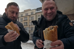 Kultowe bułki z pieczarkami znów pod lupą. Popularny Youtuber odwiedził budki przy dworcu - film