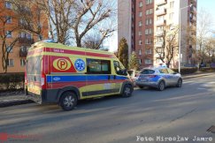 Wypadek na osiedlu. Samochód potrącił seniorkę na przejściu, kobieta trafiła do szpitala - foto