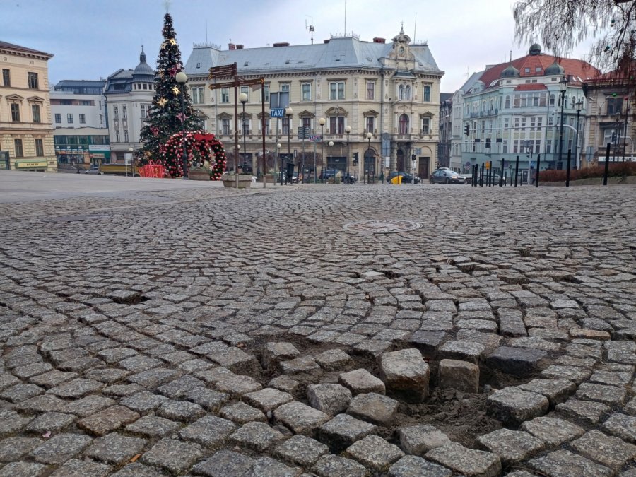 Wstydliwy problem w centrum miasta. Dziury takie, że można sobie wybić zęby - foto