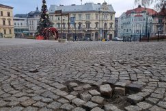 Wstydliwy problem w centrum miasta. Dziury takie, że można sobie wybić zęby - foto