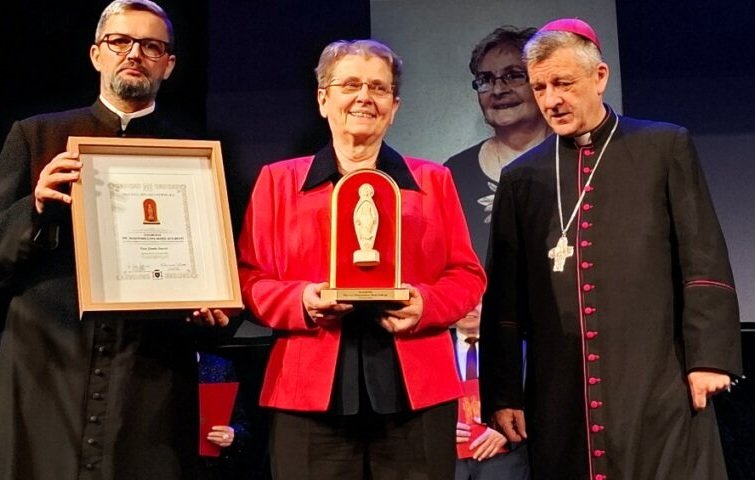 Życie oddane drugiemu człowiekowi. Położna z Bielska-Białej wyróżniona przez diecezję - foto