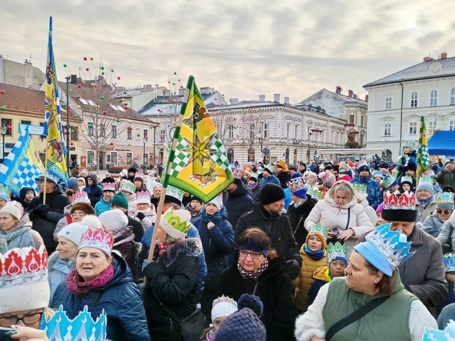 Rekordowy i barwny Orszak Trzech Króli w Bielsku-Białej. Mimo mrozu tłumy na ulicach ZDJĘCIA