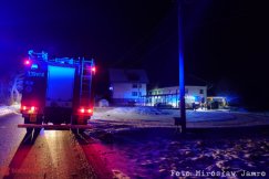 Sąsiad zauważył pożar stolarni. Ogień z płonących odpadów nie zdążył się rozprzestrzenić - foto