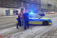 Szedł środkiem ulicy w centrum Bielska-Białej. Na widok radiowozu na sygnałach zaczął uciekać - foto
