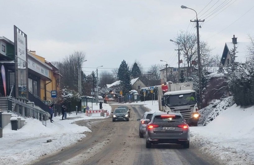 Śnieg na ulicach, autobusy notują opóźnienia. MZD zapewnia, że cały sprzęt działa w terenie - foto