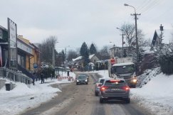 Śnieg na ulicach, autobusy notują opóźnienia. MZD zapewnia, że cały sprzęt działa w terenie - foto