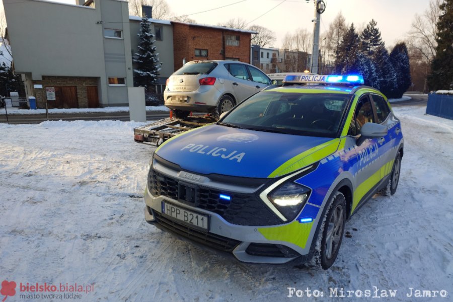 Uderzyła w mur, by nie potrącić pieszego. Policja ukarała kierującą pouczeniem - foto
