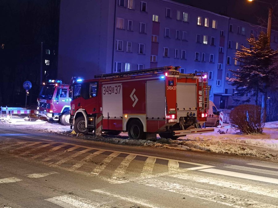 Wyciek gazu na bielskim osiedlu. W jednej z klatek odkryto na drzwiach tajemniczą kartkę - foto