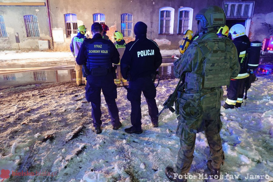 Pożar budynku w pobliżu dworca. Rejon zabezpieczył patrol z żołnierzem z długą bronią - foto