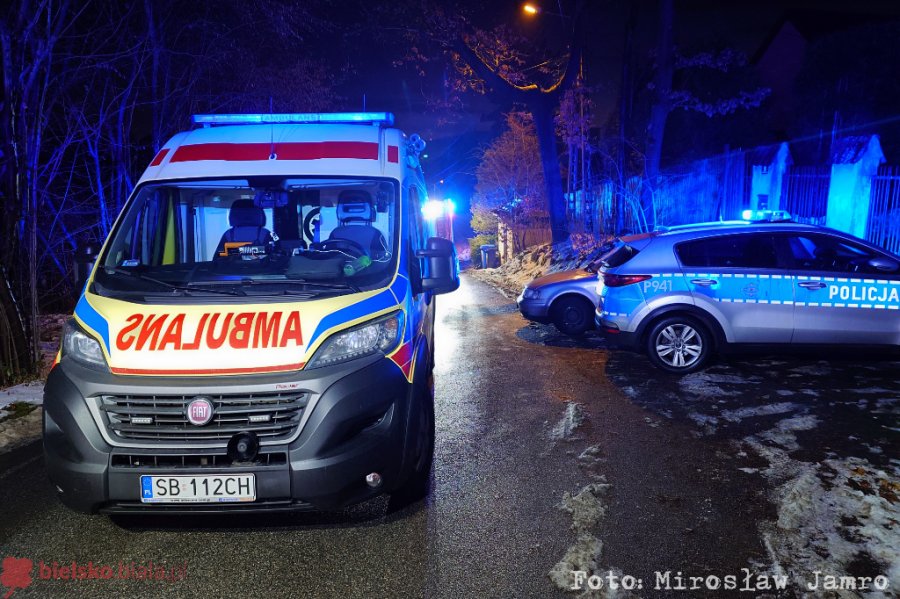 Najpierw huk wybuchu, potem dym. Policjanci wynieśli z domu niepełnosprawnego mężczyznę - foto