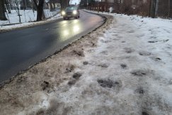 Lodowisko na drodze i chodniku. „Było dość czasu, żeby je odśnieżyć i zadbać o ich stan” - foto