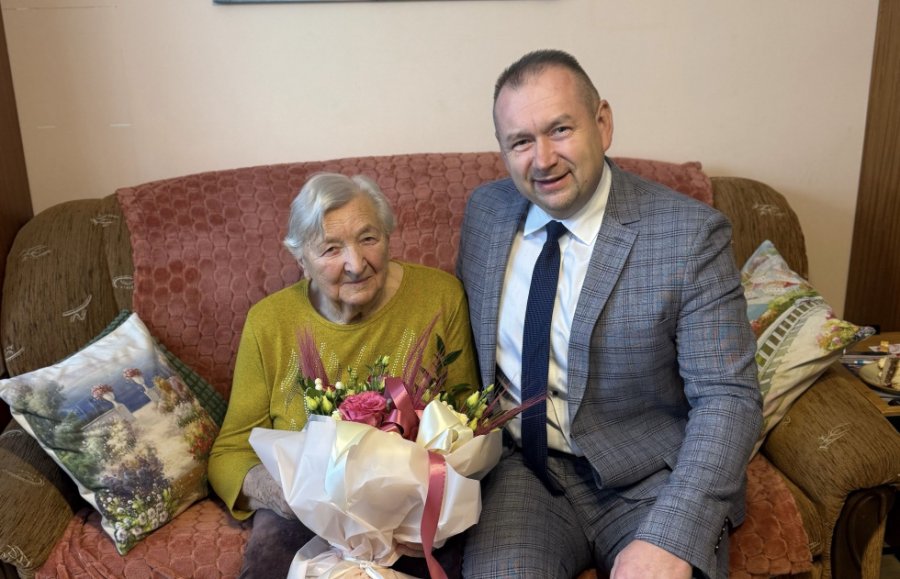 Kwiaty i życzenia dla jubilatki. Setne urodziny zasłużonej pedagog z Wapienicy - foto