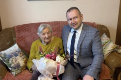 Kwiaty i życzenia dla jubilatki. Setne urodziny zasłużonej pedagog z Wapienicy - foto