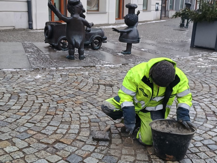 Wyścig z czasem w centrum miasta. Drogowcy łatają dziury przed wielkim świętem! - foto
