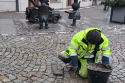 Wyścig z czasem w centrum miasta. Drogowcy łatają dziury przed wielkim świętem! - foto