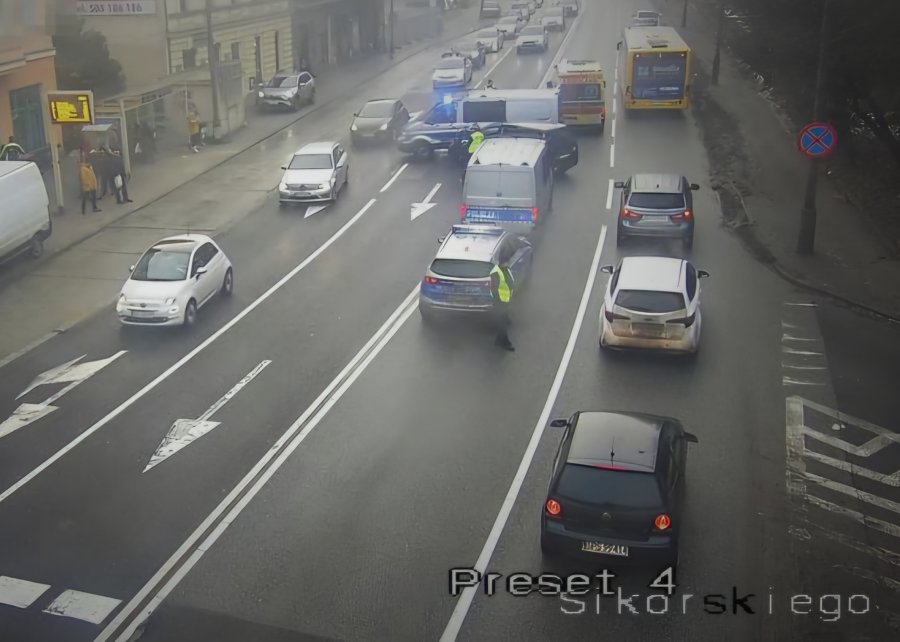 Kolizja z udziałem radiowozu, na miejsce przyjechał prokurator. Winny został pouczony - foto