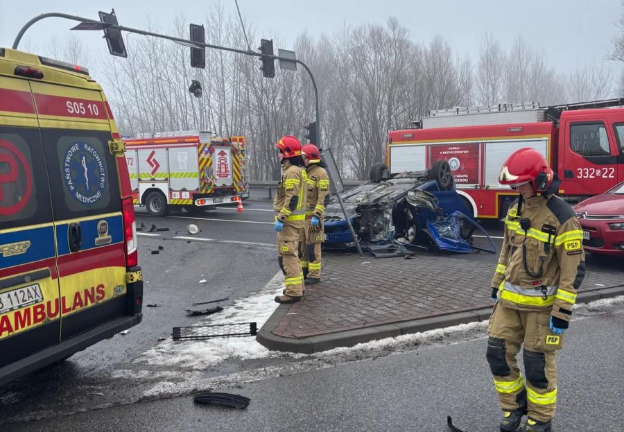 Odblokowany ruch na DK1. Kierująca dachowała, cudem nic się jej nie stało - foto
