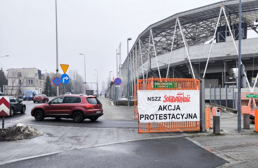 Miejskie obiekty zostały oflagowane. Pracownicy weszli w spór zbiorowy i żądają podwyżek - foto