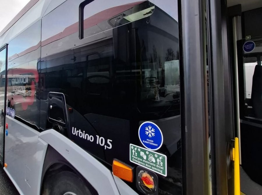 Cztery nowe pojazdy są już w zajezdni. To tradycyjne jednostki napędzane silnikiem diesla - foto