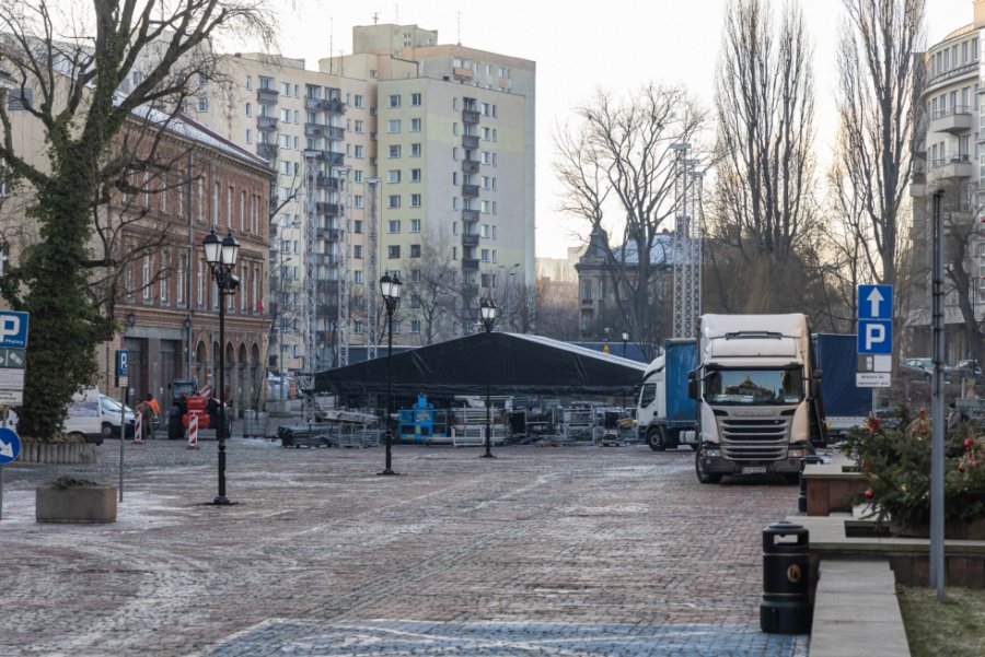 Nieplanowane opóźnienie, demontaż sceny jeszcze trwa. Otwarto awaryjny wjazd na parking - foto