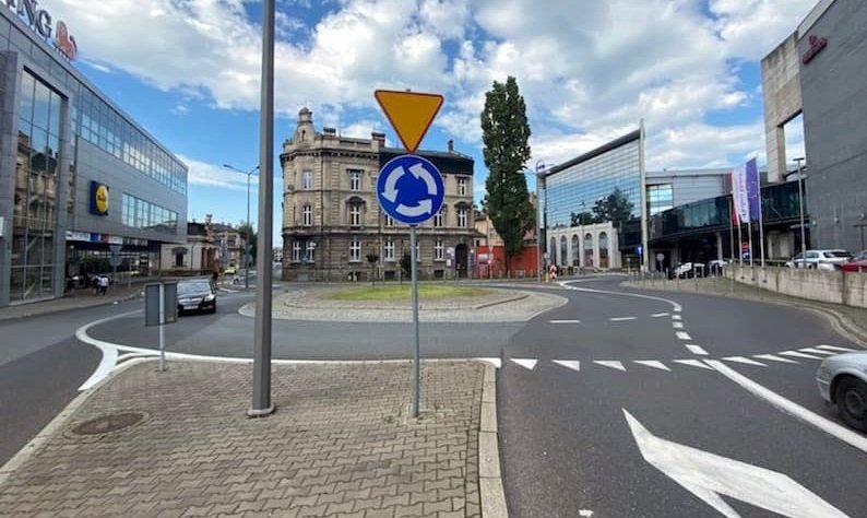Brutalne sceny w centrum Bielska-Białej. Uderzyli młodą dziewczynę czekającą na przystanku