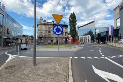 Brutalne sceny w centrum Bielska-Białej. Uderzyli młodą dziewczynę czekającą na przystanku