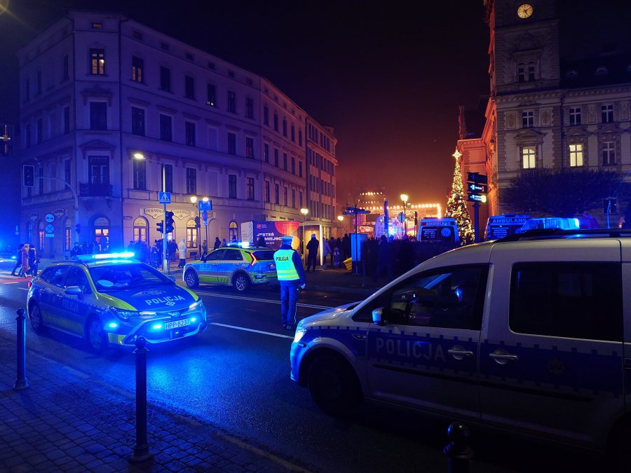 Ponad stu funkcjonariuszy, policyjne psy i drony. „Czegoś takiego jeszcze nie widziałem” - foto