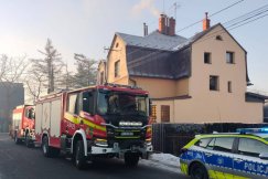 Trzy godziny walki z pożarem komina. Strażacy musieli prosić o pomoc kominiarzy - foto
