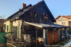 Pożar wiaty i samochodu, ogień objął też poddasze domu. Dym zauważył sąsiad - foto
