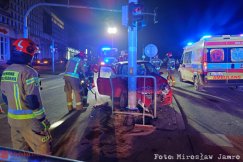 Samochód wjechał w latarnię na Partyzantów. Dwie osoby zostały przewiezione do szpitala - foto