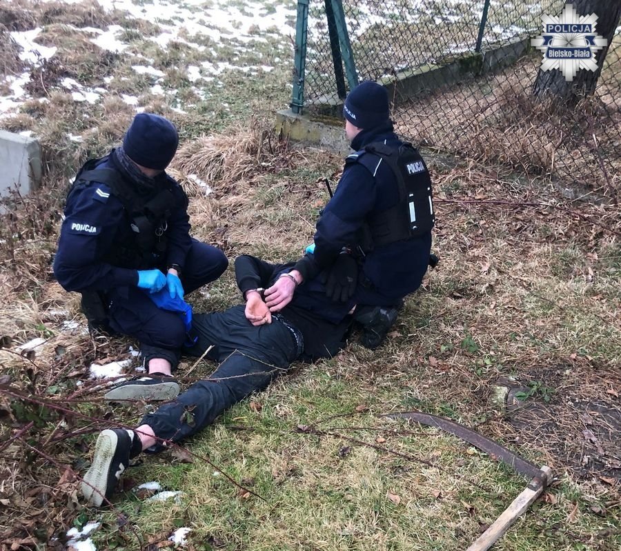 Wymachiwał kosą i groził śmiercią bliskim. Policyjny pościg za uzbrojonym mężczyzną - foto