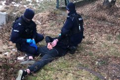 Wymachiwał kosą i groził śmiercią bliskim. Policyjny pościg za uzbrojonym mężczyzną - foto