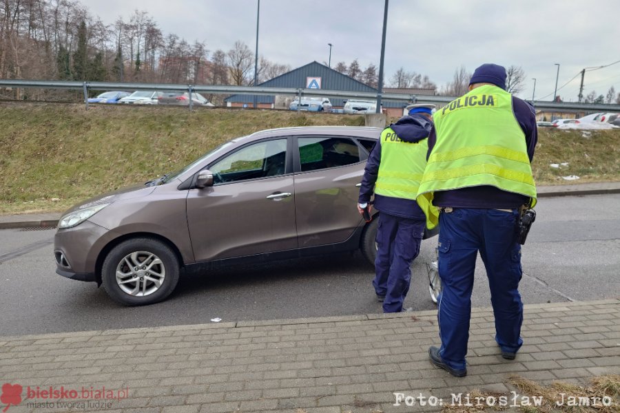 Potrącenie kobiety przez osobówkę. Poszkodowana z urazem głowy trafiła do szpitala - foto