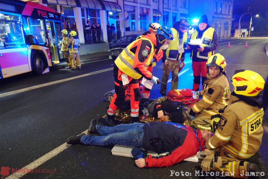 Ofiary śmiertelne, kolejne ciężko ranne. Nocna tragedia sprzed lat ożyła w Bielsku-Białej ZDJĘCIA