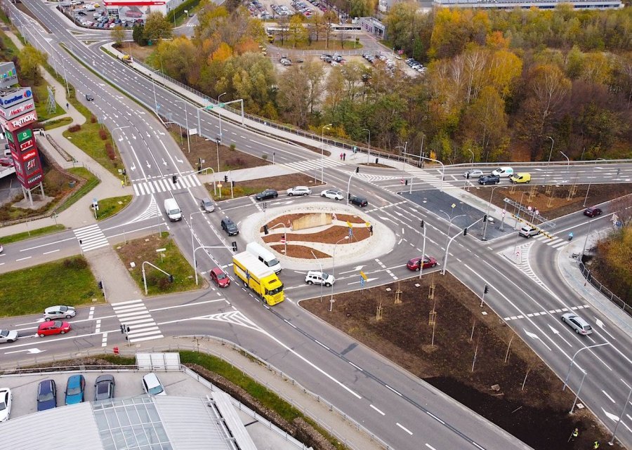 Dlaczego zniknęła „zielona strzałka” na ruchliwym skrzyżowaniu? MZD wyjaśnia i zapowiada zmiany