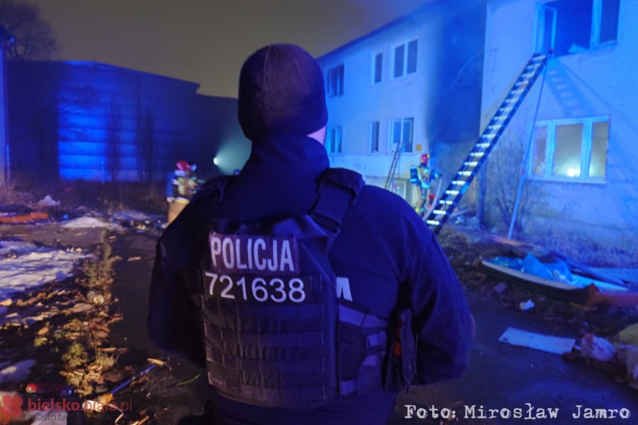 Pożar na terenie bielskich „slumsów”. Sześć zastępów gasiło płonące śmieci w budynku - foto
