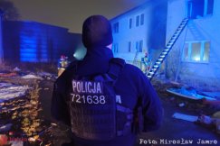 Pożar na terenie bielskich „slumsów”. Sześć zastępów gasiło płonące śmieci w budynku - foto
