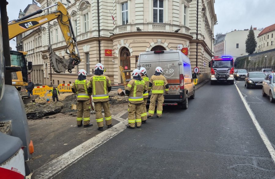 Chwile grozy w centrum miasta. Uszkodzona rura i wyciek gazu przed budynkiem poczty - foto