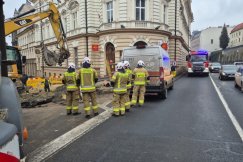Chwile grozy w centrum miasta. Uszkodzona rura i wyciek gazu przed budynkiem poczty - foto