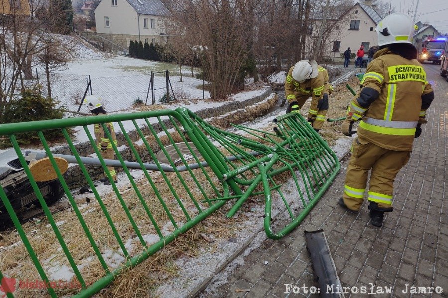 Ścięta bariera, BMW w korycie potoku! Do szpitala odwieziono poszkodowaną kobietę - foto