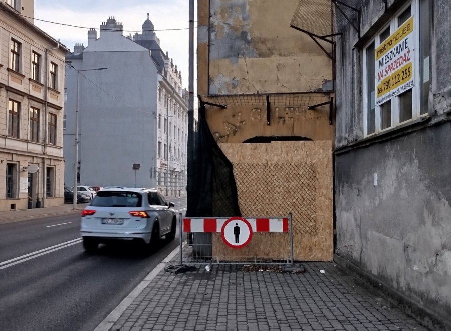 Wstydliwa wizytówka miasta. Zabite płytami przejście symbolem urzędniczego patu - foto