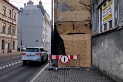 Wstydliwa wizytówka miasta. Zabite płytami przejście symbolem urzędniczego patu - foto