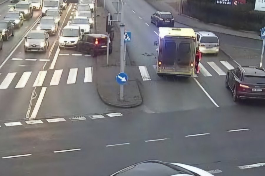 Żaden wypadek, a jedynie kolizja. Policjanci ukarali kierowcę karetki mandatem - foto