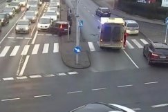 Żaden wypadek, a jedynie kolizja. Policjanci ukarali kierowcę karetki mandatem - foto